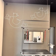 Декоративное оформление стены контурной наклейкой с изображением собаки.