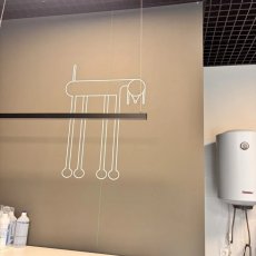 Декоративное оформление стены контурной наклейкой с изображением собаки.