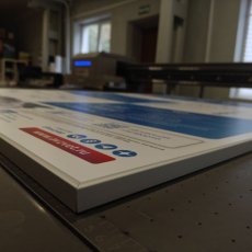 Информационный стенд 1200×1600 мм: ПВХ 5 мм, прямая УФ-печать и металлическое обрамление по периметру.