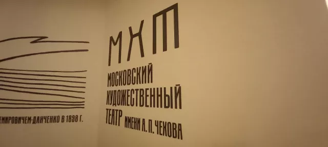 Фигурная резка черного пластика