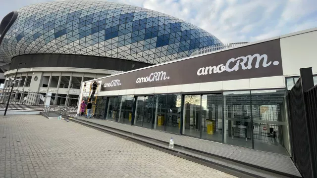 Печать и монтаж баннеров amoCONF 2026